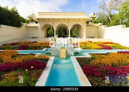 Un vibrante giardino Hamilton caratterizzato da lussureggianti piante e fiori vibranti in nuova Zelanda Foto Stock