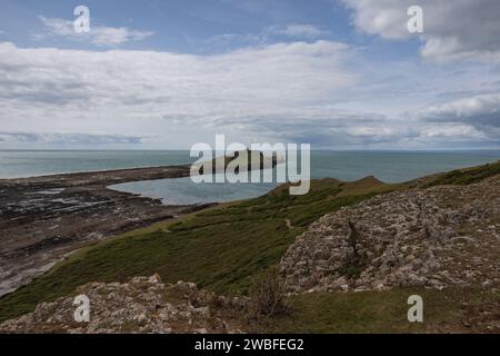 Paesaggio estivo di Worm's Head e Rhosilli Bay in Galles Foto Stock