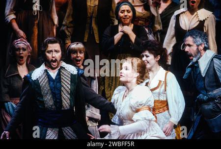 Anteriore, l-r: Rene Kollo (Max), Karita Mattila (Agathe), Judith Howarth (Annchen), Rodney Macann (Cuno) in DER FREISCHUTZ alla Royal Opera, Covent Garden, Londra WC2 18/12/1989 musica: Carl Maria von Weber libretto: Johann Friedrich Kind direttore: Colin Davis scenografia e proiezione: Günther Schneider-Siemssen costumi: Aliute Meczies illuminazione: William Bundy direttore: Gotz Friedrich Foto Stock