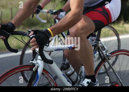 Intensa gara di ciclismo su strada: I ciclisti percorrono un percorso panoramico, dimostrando determinazione e atleticità. Foto Stock