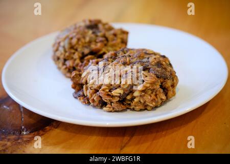 Due biscotti cosmici su un piatto bianco Foto Stock