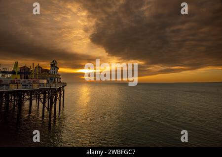 Brighton, 10 gennaio 2024: Tramonto a Brighton, visto dal molo del Palazzo Foto Stock