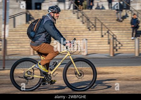 Washington, DC - 8 gennaio. 2024. Foto di un uomo in bicicletta davanti ai gradini del Museo di storia naturale sul National Mall Foto Stock