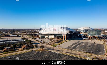 Arlington, Texas - 29 dicembre 2023: Il Globe Life Field è sede dei Texas Rangers della Major League Baseball, con lo stadio AT&T sullo sfondo Foto Stock