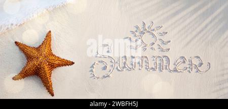 Banner astratto per le vacanze tropicali estive; spiaggia sabbiosa e onda sul bordo di acqua limpida, stelle marine sulla sabbia e un'iscrizione sulla sabbia; estate Foto Stock