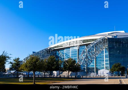 Arlington, Texas - 28 dicembre 2023: L'AT&T Stadium, completato nel 2009, è sede della squadra di football dei Dallas Cowboys. Foto Stock