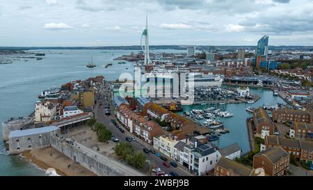 Vista aerea di Spice Island a Portsmouth. Viste fantastiche sui moli Camber e Gunwharf. Molto movimento sul mare e sulla terra. Foto Stock