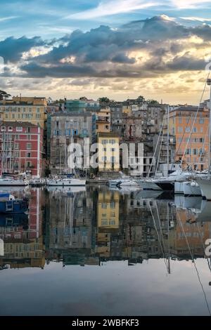 Corsica, Bastia, case tipiche nel porto d'estate, tramonto Foto Stock