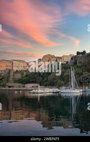 Corsica, Bastia, case tipiche nel porto d'estate, tramonto Foto Stock