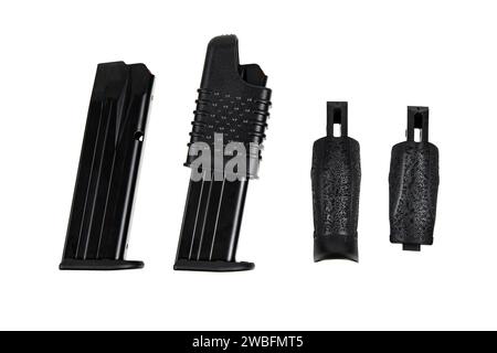 Magazzino a pistola in metallo per cartucce da 9 mm. Clip per munizioni. Isolare su sfondo bianco. Foto Stock