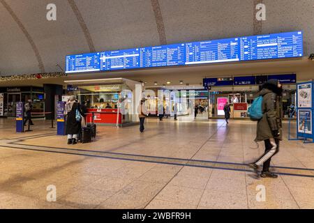 GDL-Bahnstreik am Kölner HBF Köln, 10.01.2024. Die Eingangshalle des Kölner Hauptbahnhofs, nur wenige Menschen sind am 1 Streiktag der GDL im HBF unterwegs. Köln Innenstadt Nordrhein-Westfalen Deutschland *** sciopero ferroviario della GDL alla stazione centrale di Colonia, 10 01 2024 la sala d'ingresso della stazione centrale di Colonia, solo poche persone sono nel 1 giorno dello sciopero della GDL alla stazione centrale di Colonia centro di Colonia Renania settentrionale-Vestfalia Germania Foto Stock