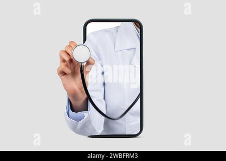 Medico millenario caucasico in camice bianco, ascolta respirare con lo stetoscopio sul grande schermo del telefono Foto Stock