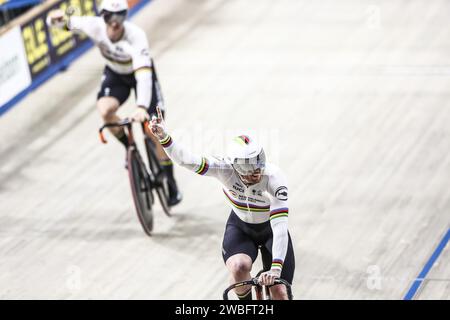 APELDOORN - 10/01/2024, Roy van den Berg applaude dopo aver vinto la finale della squadra maschile olandese durante l'inseguimento nella prima giornata dei Campionati europei di ciclismo su pista nell'Apeldoorn Omnisportcentrum. Il torneo dura fino al 14 gennaio ed è l'ultimo grande torneo internazionale in vista dei Giochi Olimpici di Parigi. ANP VINCENT JANNINK Foto Stock