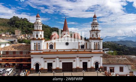 Concordia, Antioquia - Colombia. 26 dicembre 2023. Parrocchia di nostra Signora della Mercedes, è un tempio con due torri e una cupola Foto Stock