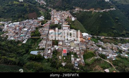 Betulia, Antioquia - Colombia. 27 dicembre 2023. Vista aerea con drone del comune situato nella regione sud-occidentale del dipartimento Foto Stock