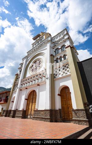 Betulia, Antioquia - Colombia. 27 dicembre 2023. Parrocchia dell'Immacolata Concezione, con la sua architettura imponente e i suoi dintorni pittoreschi Foto Stock