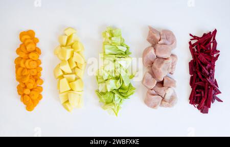 Verdure colorate a fette e carne su sfondo bianco. Il concetto di cucina. Foto Stock
