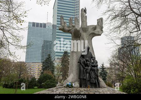 Varsavia, Polonia. Monumento a Janusz Korczak (Pomnik Janusza Korczaka), un pediatra ebreo polacco, educatore, autore per bambini e pedagogo Foto Stock