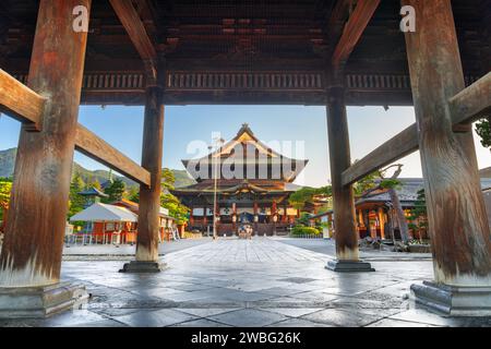 Tempio Zenkoji, Nagano, giardini del tempio giapponese e sala principale all'alba. Foto Stock