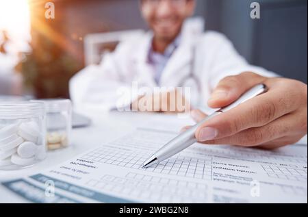 il medico prende appunti o ricette con penna a matita e carta per l'infermiere del paziente da vicino. ospedale medico Foto Stock