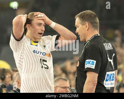 Alfred Gislason (Deutschland, Trainer) im Gespraech mit Juri Knorr (Deutschland, n. 15). GER, Deutschland vs. Schweiz, Handball, Maenner, EHF Euro 2024, gruppo A, 1. Spieltag, 10.01.2024 foto: Eibner-Pressefoto/Thomas Haesler Foto Stock