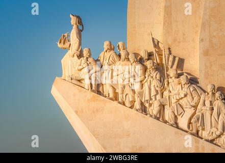 Lisbona, Portogallo. Famoso monumento alla scoperta in mattinata presso il fiume Targus. Foto Stock