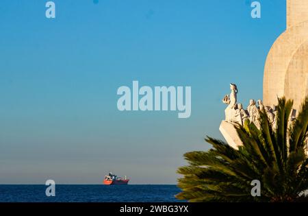 Lisbona, Portogallo. Famoso monumento alla scoperta in mattinata presso il fiume Targus. Foto Stock