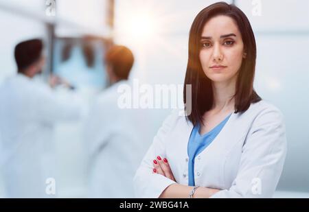 Ritratto di un medico penitente in un corridoio ospedaliero Foto Stock