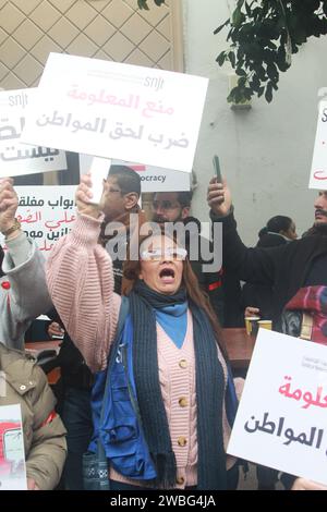 Tunisi, Tunisia. 10 gennaio 2024. L'unione nazionale dei giornalisti tunisini (SNJT) ha annunciato mercoledì 10 gennaio l'organizzazione di un movimento di protesta davanti al tribunale di primo grado di Tunisi. Si tratta, secondo la stessa fonte, di una dimostrazione di solidarietà nei confronti dei giornalisti arrestati, tra cui: Zied El Heni, Chadha Hadj Mbarek e Khelifa Guesmi. i manifestanti sono chiamati a indossare la fascia da braccio rossa, indica l'SNJT. (Immagine di credito: © Chokri Mahjoub/ZUMA Press Wire) SOLO USO EDITORIALE! Non per USO commerciale! Foto Stock