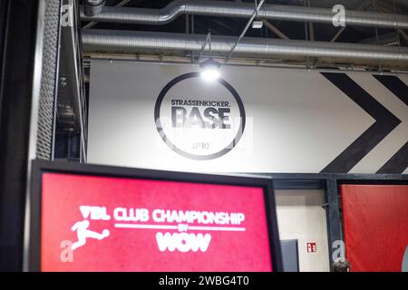 Koeln, Deutschland. 10 gennaio 2024. das Schild mit dem Logo der Virtuelle Bundesliga, auf dem Hintergrund sieht man Logo von Strassenkicker base Virtuelle Bundesliga, Division Nord-West, 10.01.2023; VBL Club Championship offline Spieltag, 9.-10. Januar. Credito: dpa/Alamy Live News Foto Stock