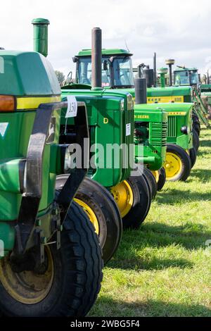 Drayton.Somerset.regno unito.19 agosto 2023. Una fila di trattori John Deere classici e d'epoca è in mostra ad un evento agricolo di Yesterdays Foto Stock