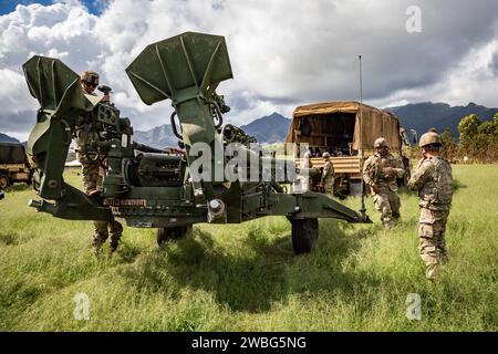 Schofield Barracks, Hawaii, USA. 6 gennaio 2024. Soldati statunitensi assegnati a Charlie Company, 1st Battalion, 487th Field Artillery Regiment (1-487 fa), 29th Brigade Support Battalion, Hawaii Army National Guard conducono la certificazione di supporto antincendio a Schofield Barracks, Hawaii, gennaio. 6, 2024. I soldati conducono la certificazione su varie piattaforme di armi per mantenere le competenze necessarie per convalidare le capacità di combattimento e la prontezza. (Immagine di credito: © Matthew A. Foster/U.S. Army/ZUMA Press Wire) SOLO USO EDITORIALE! Non per USO commerciale! Foto Stock