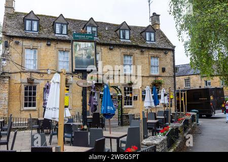 Bourton on the Water, pub dell'hotel Old Manse con tavoli e ombrelloni all'aperto in questo villaggio di cotswold, Gloucestershire, Inghilterra, Regno Unito, 2023 Foto Stock