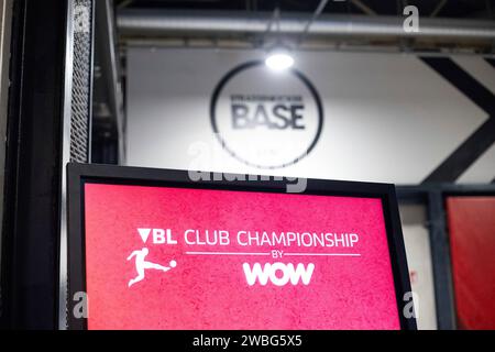 Koeln, Deutschland. 10 gennaio 2024. das Schild mit dem Logo der Virtuelle Bundesliga, auf dem Hintergrund sieht man Logo von Strassenkicker base Virtuelle Bundesliga, Division Nord-West, 10.01.2023; VBL Club Championship offline Spieltag, 9.-10. Januar. Credito: dpa/Alamy Live News Foto Stock