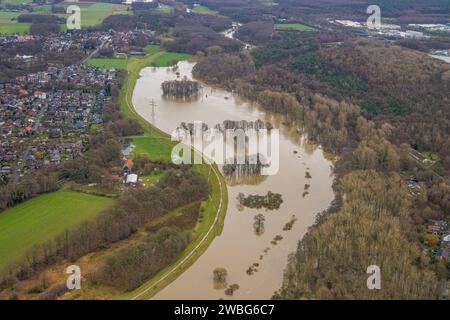 Luftbild vom Hochwasser der Lippe, Weihnachtshochwasser 2023, Fluss Lippe tritt nach starken Regenfällen über die Ufer, Überschwemmungsgebiet Lippeaue am Wehr Schleuse Dorsten, Wesel-Datteln-Kanal, Bäume im Wasser, Hervest, Dorsten, Ruhrgebiet, Nordrhein-Westfalen, Deutschland ACHTUNGxMINDESTHONORARx60xEURO *** Vista aerea dell'alluvione della Lippe, alluvione di Natale 2023, il fiume Lippe trabocca le sue rive dopo forti piogge, zona alluvionale di Lippe presso la chiusa della weir Dorsten, Wesel canale di Datteln, alberi in acqua, Hervest, Dorsten, regione della Ruhr, regione settentrionale della Renania, Vestfalia Germania ATTENTIONxMINDES Foto Stock