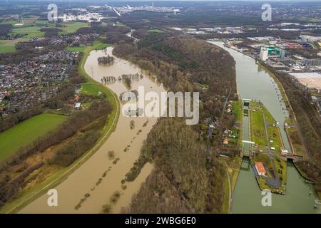 Luftbild vom Hochwasser der Lippe, Weihnachtshochwasser 2023, Fluss Lippe tritt nach starken Regenfällen über die Ufer, Überschwemmungsgebiet Lippeaue am Wehr Schleuse Dorsten, Wesel-Datteln-Kanal, Bäume im Wasser, Hervest, Dorsten, Ruhrgebiet, Nordrhein-Westfalen, Deutschland ACHTUNGxMINDESTHONORARx60xEURO *** Vista aerea dell'alluvione della Lippe, alluvione di Natale 2023, il fiume Lippe trabocca le sue rive dopo forti piogge, zona alluvionale di Lippe presso la chiusa della weir Dorsten, Wesel canale di Datteln, alberi in acqua, Hervest, Dorsten, regione della Ruhr, regione settentrionale della Renania, Vestfalia Germania ATTENTIONxMINDES Foto Stock