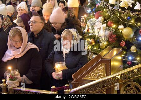 Non esclusiva: VINNYTSIA, UCRAINA - 6 GENNAIO 2024 - i devoti tengono bottiglie e candele accese presso la Cattedrale della Trasfigurazione del nostro Salvatore su Eiph Foto Stock