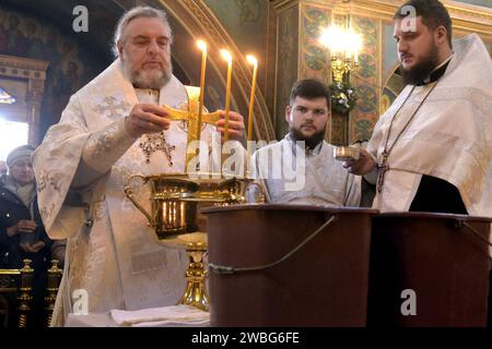 Non esclusiva: VINNYTSIA, UCRAINA - 6 GENNAIO 2024 - il metropolita di Vinnytsia e Bar Symeon (L) conduce il rituale della benedizione dell'acqua Foto Stock