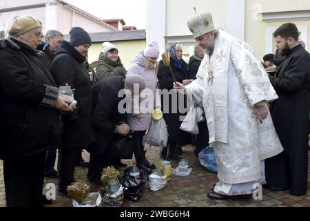 Non esclusiva: VINNYTSIA, UCRAINA - 6 GENNAIO 2024 - il metropolita di Vinnytsia e Bar Symeon (C) benedice la congregazione con acqua Santa fuori Foto Stock