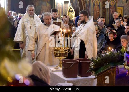 Non esclusiva: VINNYTSIA, UCRAINA - 6 GENNAIO 2024 - i sacerdoti conducono la benedizione dell'acqua nella Cattedrale della Trasfigurazione del nostro Salvatore a Eiph Foto Stock