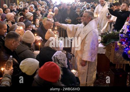 Non esclusiva: VINNYTSIA, UCRAINA - 6 GENNAIO 2024 - il metropolita di Vinnytsia e Bar Symeon benedice la congregazione con acqua Santa al Transfi Foto Stock