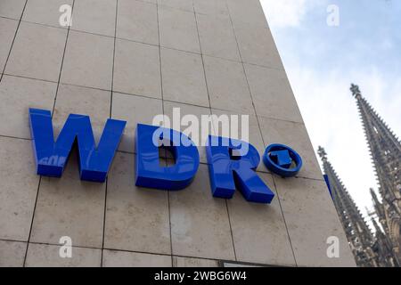 DAS Logo des WDR Westdeutscher Rundfunk, der öffentlich rechtliche Rundfunk und Fernsehsender am Hauptgebäude am Wallrafplatz, Ecke an der Rechtschule in der Kölner Innenstadt. IM Hintergund der Kölner Dom 10.01.2024 Köln Innenstadt NRW Deutschland *** il logo della WDR Westdeutscher Rundfunk, stazione radio e televisiva di servizio pubblico nell'edificio principale di Wallrafplatz, angolo di An der Rechtschule nel centro di Colonia sullo sfondo Cattedrale di Colonia 10 01 2024 Centro di Colonia NRW Germania Foto Stock