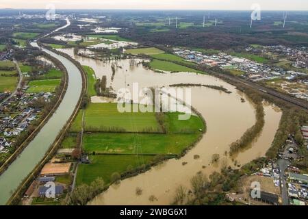 Luftbild vom Hochwasser der Lippe, Weihnachtshochwasser 2023, Fluss Lippe tritt nach starken Regenfällen über die Ufer, Überschwemmungsgebiet Lippeaue am Gewerbegebiet Haltern-Süd, Bossendorf, Haltern am SEE, Ruhrgebiet, Nordrhein-Westfalen, Deutschland ACHTUNGxMINDESTHONORARx60xEURO *** Vista aerea dell'alluvione del Lippe, alluvione natalizia 2023, il Lippe trabocca le sue rive dopo forti piogge, pianura alluvionale Lippeaue nella zona industriale Haltern Süd, Bossendorf, Haltern am SEE, regione della Ruhr, Renania settentrionale-Vestfalia, Germania ATTENTIONxMINDESTHONORARx60xEURO Foto Stock