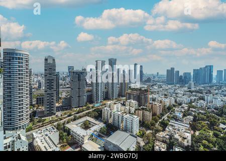 Una veduta areale dello skyline della città, caratterizzata da vari grattacieli ed edifici per uffici in un vivace ambiente urbano Foto Stock