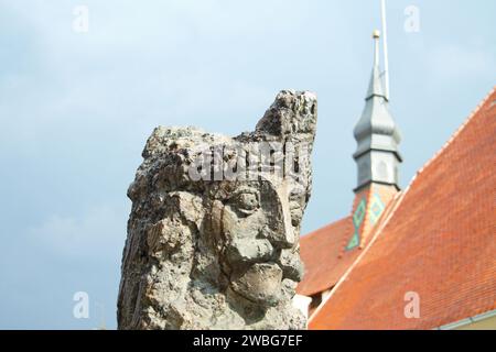Statua di Vlad Tepes (Vlad l'Impalatore / Vlad Dracula), con il tetto della chiesa del monastero Biserica Manastirii alle spalle. Sighisoara, Transilvania, Romania Foto Stock