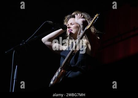 La cantante Christina Rosenvinge si esibisce durante il concerto al festival INVERFEST alla stazione musicale di Madrid il 10 gennaio 2024 in Spagna Foto Stock