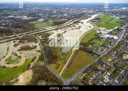 Luftbild vom Hochwasser der Lippe, Weihnachtshochwasser 2023, Fluss Lippe tritt nach starken Regenfällen über die Ufer, Überschwemmungsgebiet Lippeaue Mühlengraben, Bäume und Flussmäander, Lippebrücke Fährstraße im Wasser, Flugplatz Lippewiesen, Stadtbezirk Heessen, Hamm, Ruhrgebiet, Nordrhein-Westfalen, Deutschland ACHTUNGxMINDESTHONORARx60xEURO *** Vista aerea dell'alluvione del Lippe, alluvione di Natale 2023, il fiume Lippe trabocca le sue sponde dopo forti piogge, area alluvionale Lippeaue Mühlengraben, ponte Lippe Fährstraße e torrenti, alberi in acqua, aeroporto di Lippewiesen, Heessen dist Foto Stock