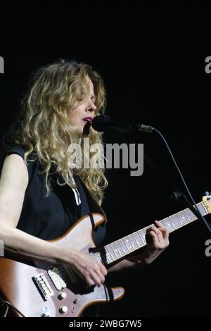 La cantante Christina Rosenvinge si esibisce durante il concerto al festival INVERFEST alla stazione musicale di Madrid il 10 gennaio 2024 in Spagna Foto Stock