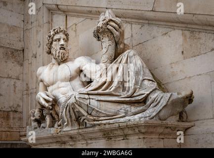 L'antica statua di Tiberino, con una cornucopia, di fronte a Palazzo Senatorio, in Piazza del Campidoglio, a Roma. Foto Stock