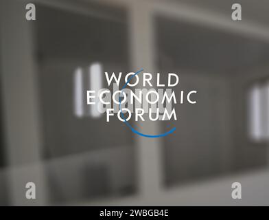 10 gennaio 2024 Svizzera. Il logo del World Economic Forum su un'amministrazione di una vetrina. Il logo di Davo del 2024. Foto Stock